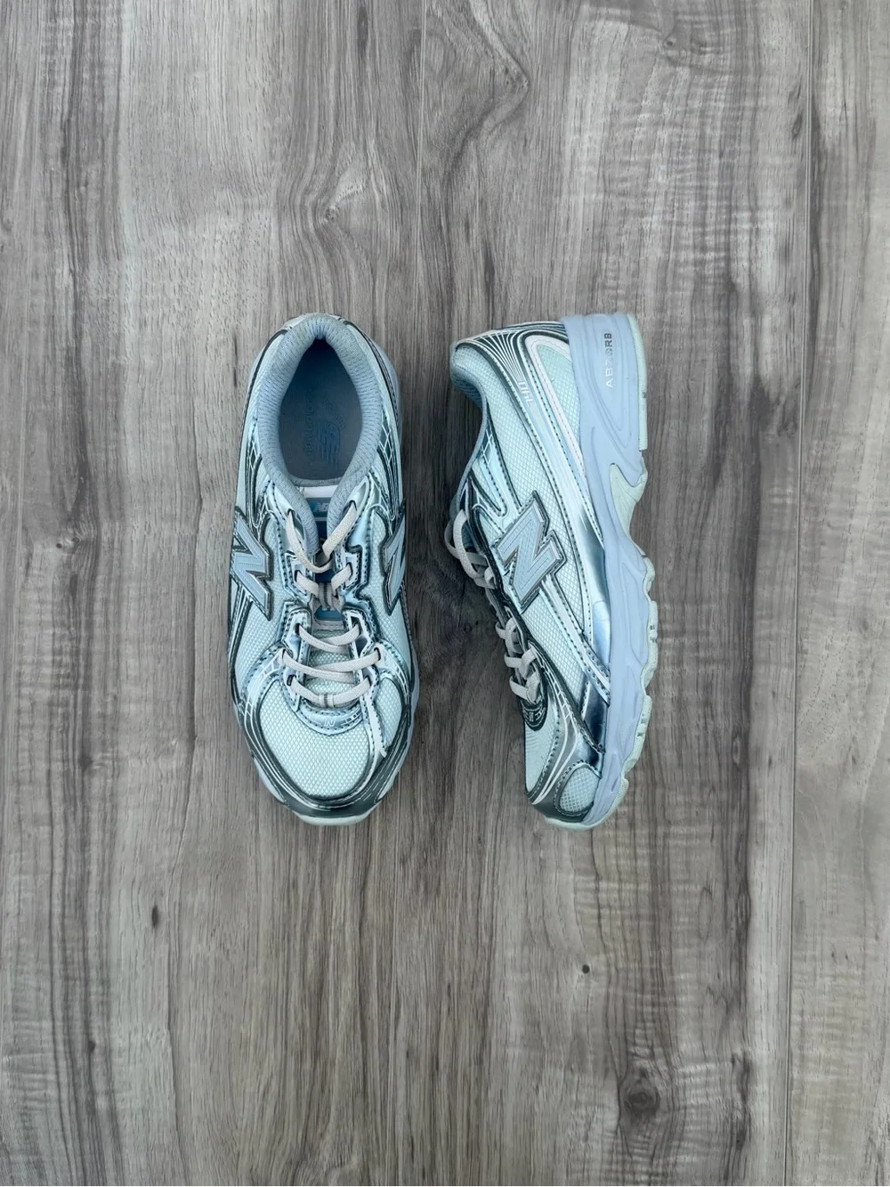 New Balance 740 Girl’s Grade School silver & blue sneakers